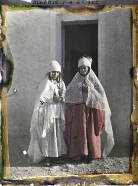 Image représentant Deux jeunes femmes de la tribu des Larbaa