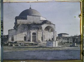 Image représentant Façade de Souleymaniye Camii ("mosquée de Soliman-le-Magnifique", 1570 ?) ; portique en partie ruiné ; au premier plan, la fontaine aux ablutions