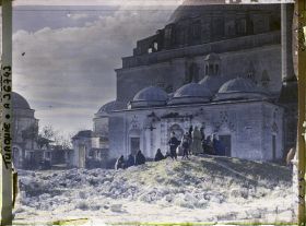 Image représentant Groupes de femmes et d'enfants au pied de la Sultan Selim Camii ("mosquée du Sultan Selim")