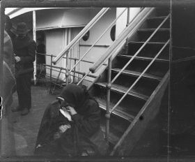Image représentant Emigrants sur l'entrepont, une femme et son enfant assis près de l'escalier conduisant au pont supérieur