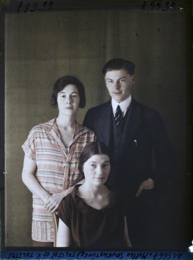 Image représentant Mesdemoiselles  https://musee-albert-kahn.s-museum.fr/home/NWQ2OTAwYzNmYjZlZTk1ZWQwODJmMjY4L2dlbmVyaWMtbm90aWNlLXRhYi9hdXRob3JpdHkvNjE3YTc5ZjVjZjhiODk2OGIzMzM3ZDIx/5d6900c3fb6ee95ed082f268/generic-notice-tab/authority/617a79ebcf8b8968b33377fe Tatiana Soukhotine-Tolstoï et  https://musee-albert-kahn.s-museum.fr/home/NWQ2OTAwYzNmYjZlZTk1ZWQwODJmMjY4L2dlbmVyaWMtbm90aWNlLXRhYi9hdXRob3JpdHkvNjE3YTc5ZjVjZjhiODk2OGIzMzM3ZDIx/5d6900c3fb6ee95ed082f268/generic-notice-tab/authority/617a79ebcf8b8968b33378c8 Alexandra Tolstoï et le comte  https://musee-albert-kahn.s-museum.fr/home/NWQ2OTAwYzNmYjZlZTk1ZWQwODJmMjY4L2dlbmVyaWMtbm90aWNlLXRhYi9hdXRob3JpdHkvNjE3YTc5ZjVjZjhiODk2OGIzMzM3ZDIx/5d6900c3fb6ee95ed082f268/generic-notice-tab/authority/617a79ebcf8b8968b33378c7 Vladimir Tolstoï