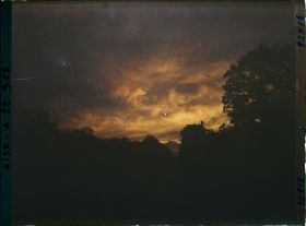 Image représentant France, Forêt de Compiègne, Carrefour de l'Armistice, Rethondes, Coucher de Soleil en forêt