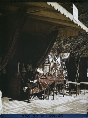 Image représentant L'Exposition Coloniale Internationale de 1931, marchand de tapis tunisien