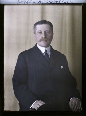 Image représentant https://musee-albert-kahn.s-museum.fr/home/NWQ2OTAwYzNmYjZlZTk1ZWQwODJmMjY4L2dlbmVyaWMtbm90aWNlLXRhYi9hdXRob3JpdHkvNjE3YTc5ZjVjZjhiODk2OGIzMzM3ZDIx/5d6900c3fb6ee95ed082f268/generic-notice-tab/authority/617a79ebcf8b8968b33377bf Monsieur Schneider