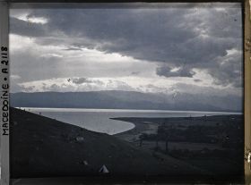Image représentant Les montagnes albanaises, effet d'illumination sur le lac