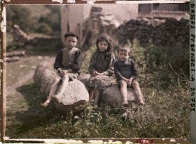 Image représentant France, Trois enfants du hameau