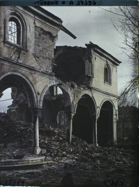 Image représentant Turquie, Smyrne, Incendie de Smyrne en Septembre 1922, Quartier Tchayirli-Bagtché (même quartier) Eglise Grecque de St Dimitri façade