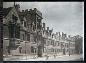 Image représentant Façade d'une université ?