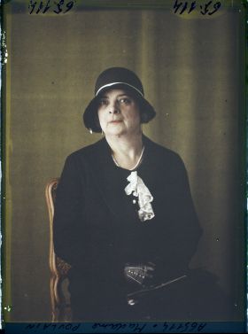 Image représentant https://musee-albert-kahn.s-museum.fr/home/NWQ2OTAwYzNmYjZlZTk1ZWQwODJmMjY4L2dlbmVyaWMtbm90aWNlLXRhYi9hdXRob3JpdHkvNjE3YTc5ZjVjZjhiODk2OGIzMzM3ZDIx/5d6900c3fb6ee95ed082f268/generic-notice-tab/authority/617a79ebcf8b8968b3337631 Madame J. Poulain