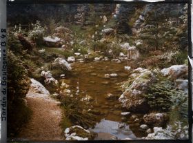 Image représentant Chemin du " sanctuaire japonais " longeant la pièce d'eau située au pied de la façade de temple