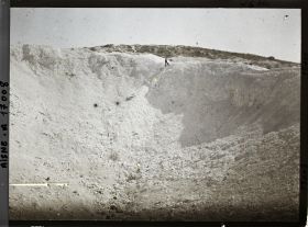 Image représentant France, Le grand entonnoir de la  Cote 108, 116m de diamètre, 45m de profondeur