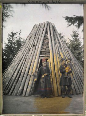 Image représentant Couple de Lapons devant leur habitat traditionnel dans le musée de plein air de Skansen