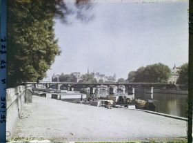 Image représentant Le pont des Arts et l'île de la Cité vus depuis le port du Louvre