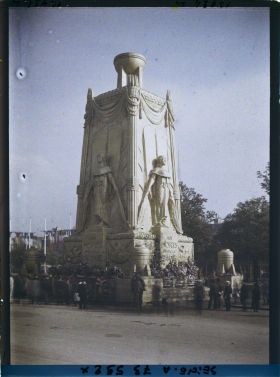 Image représentant Le cénotaphe élevé en mémoire des morts pour la patrie place de l'Etoile pour les fêtes de la Victoire des 13 et 14 juillet