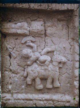 Image représentant Bas-relief d'une résidence du quartier de Gbécon-Hounli, non loin du palais princier de Guézo, figure du cavalier acrobate Aloukiki