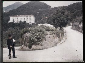 Image représentant Un facteur, sur la route menant au Grand hôtel du Cap Martin ?