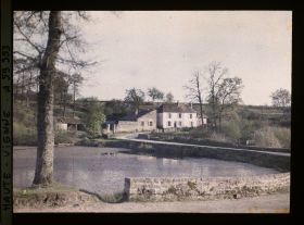 Image représentant Vue d'un étang et d'un hameau