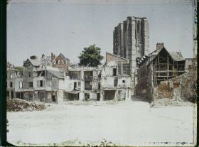 Image représentant France, Noyon, La place au blé et la Cathédrale