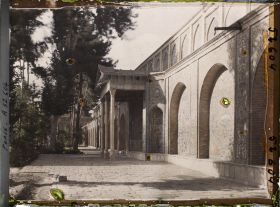 Image représentant Palais du Golestan, murs revêtus de faïences, au pied de l'une des tours du Shams-ol Emareh ("Soleil des Palais")