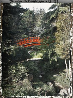 Image représentant Pont rouge enjambant un ruisseau du " sanctuaire japonais "