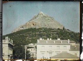 Image représentant Le mont Lycabette avec à son sommet, la chapelle Saint-Georges (XIXe s) blanchie à la chaux