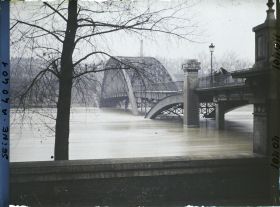 Image représentant La crue de la Seine à la passerelle Debilly