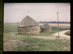 Image représentant Ile de France, Vallangoujard, Meules de blé sur le terrain de la récolte - Le terrain non préparé pour la nouvelle récolte