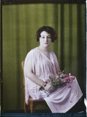 Image représentant https://musee-albert-kahn.s-museum.fr/home/NWQ2OTAwYzNmYjZlZTk1ZWQwODJmMjY4L2dlbmVyaWMtbm90aWNlLXRhYi9hdXRob3JpdHkvNjE3YTc5ZjVjZjhiODk2OGIzMzM3ZDIx/5d6900c3fb6ee95ed082f268/generic-notice-tab/authority/617a79ebcf8b8968b33374d9 Madame Origet