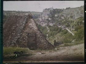 Image représentant France, Roc-Amadour, Une loge type de construction du toit et Roc-Amadour dans le fond