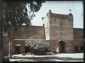 Image représentant Un aspect de la place des Ferblantiers avec la porte de la rue de Berrima