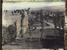 Image représentant Panorama d'une partie de la ville avec, sur la gauche, des vestiges fortifiés
