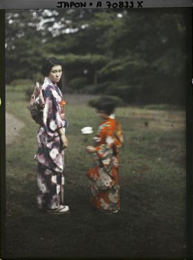 Image représentant Résidence de la famille Kitashirakawa (?) ou Asaka (?) : Les jeunes princesses Kikuko Asaka (à gauche) et Kiyoko Asaka (à droite)