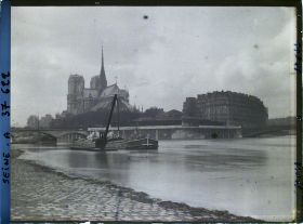 Image représentant La cathédrale Notre-Dame sur l'île de la Cité depuis le quai de la Tournelle
