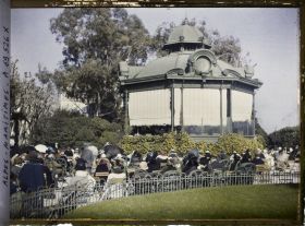 Image représentant Public autour du kiosque à musique en saison hivernale