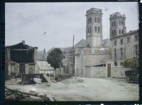 Image représentant France, Verdun, La Cathédrale vue de la rue Porte Châtel