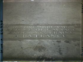 Image représentant La dalle célébrant le retour de l'Alsace et de la Lorraine à la France sous l'Arc de Triomphe, à l'occasion du Cinquantenaire de la IIIe République