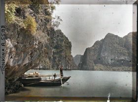 Image représentant Une jeune fille manœuvrant un sampan dans le Cirque de la Surprise