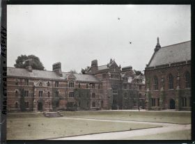 Image représentant La grande cour du Kebb College