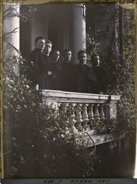 Image représentant Des ecclésiastiques invités par Albert Kahn sur le perron de la villa Miramar