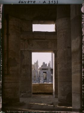 Image représentant Vue sur le temple d'Amon Râ depuis la salle des fêtes de l'Akh Menou (salle d'apparat de Thoutmosis III)