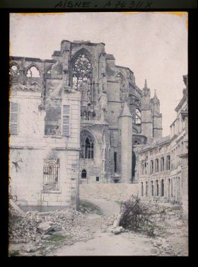 Image représentant Vue extérieure du chevet en ruines de la basilique de Saint-Quentin
