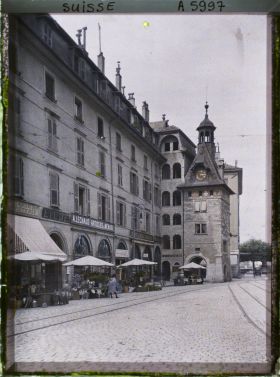 Image représentant La tour du Molard et le marché aux fleurs de la place du Molard