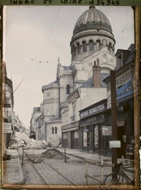Image représentant Les gravats de la tour Charlemagne devant la basilique Saint-Martin, rue des Halles