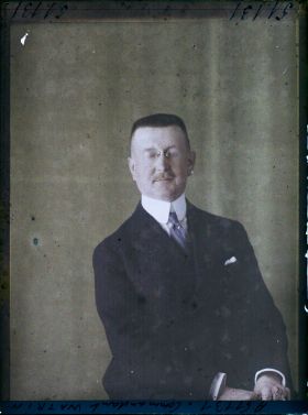 Image représentant Le Commandant Maurice  https://musee-albert-kahn.s-museum.fr/home/NWQ2OTAwYzNmYjZlZTk1ZWQwODJmMjY4L2dlbmVyaWMtbm90aWNlLXRhYi9hdXRob3JpdHkvNjE3YTc5ZjVjZjhiODk2OGIzMzM3ZDIx/5d6900c3fb6ee95ed082f268/generic-notice-tab/authority/617a79ebcf8b8968b3337a01 Watrin