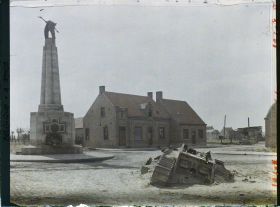 Image représentant Belgique, Poelcapelle, Effet de jour sur le Monument de Guynemer et tank anglais
