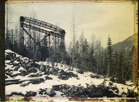 Image représentant France Les Alpes, Glacier des Bossons : Torrent des Pèlerins, pylône du Chin de fer aérien devant monter jusqu'au Col du midi