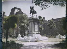 Image représentant Le square Lafayette et le pavillon Colbert au Louvre, cour Napoléon