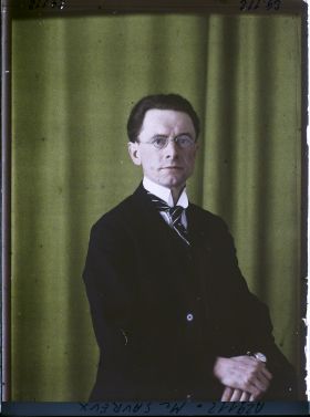 Image représentant https://musee-albert-kahn.s-museum.fr/home/NWQ2OTAwYzNmYjZlZTk1ZWQwODJmMjY4L2dlbmVyaWMtbm90aWNlLXRhYi9hdXRob3JpdHkvNjE3YTc5ZjVjZjhiODk2OGIzMzM3ZDIx/5d6900c3fb6ee95ed082f268/generic-notice-tab/authority/617a79ebcf8b8968b3337745 Maurice Savreux