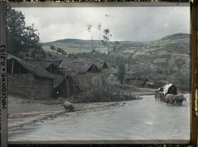 Image représentant Sur la rivière avec les chars passant le gué