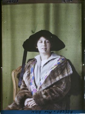 Image représentant https://musee-albert-kahn.s-museum.fr/home/NWQ2OTAwYzNmYjZlZTk1ZWQwODJmMjY4L2dlbmVyaWMtbm90aWNlLXRhYi9hdXRob3JpdHkvNjE3YTc5ZjVjZjhiODk2OGIzMzM3ZDIx/5d6900c3fb6ee95ed082f268/generic-notice-tab/authority/617a79ebcf8b8968b3337667 Madame Rich